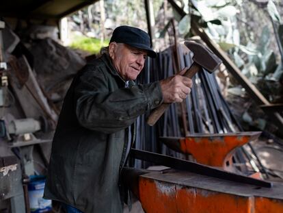 Francisco Gazitúa, trabajando una pieza de fierro en su taller, en la comuna de Pirque, en Santiago, Chile.