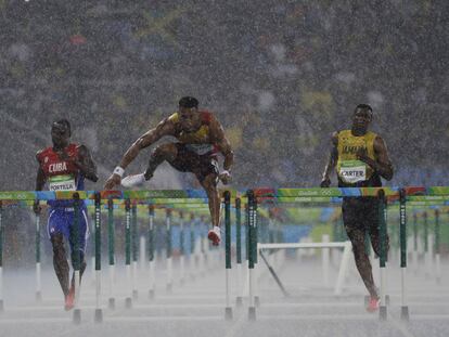 El cubano Jhoanis Portilla (izquierda), el español Orlando Ortega (centro) y el jamaicano Deuce Carter, en una prueba de atletismo de los Juegos de Río 2016.