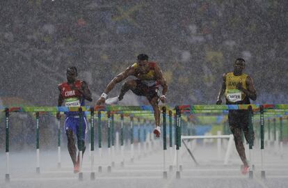 El cubano Jhoanis Portilla (izquierda), el español Orlando Ortega (centro) y el jamaicano Deuce Carter, en una prueba de atletismo de los Juegos de Río 2016.