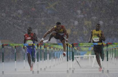 El cubano Jhoanis Portilla (izquierda), el español Orlando Ortega (centro) y el jamaicano Deuce Carter, en una prueba de atletismo de los Juegos de Río 2016.