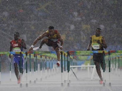 El cubano Jhoanis Portilla (izquierda), el español Orlando Ortega (centro) y el jamaicano Deuce Carter, en una prueba de atletismo de los Juegos de Río 2016.