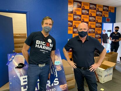 James Costos y Mark Kelly, en una de las oficinas de la campaña demócrata en Tucson, Arizona, el lunes. 