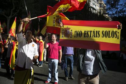 "!No esteu sols" diu el cartell d'un dels manifestants.