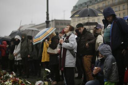 Una mujer reza por las víctimas de los ataques de París, frente a la Embajada de Francia en Berlín (Alemania).