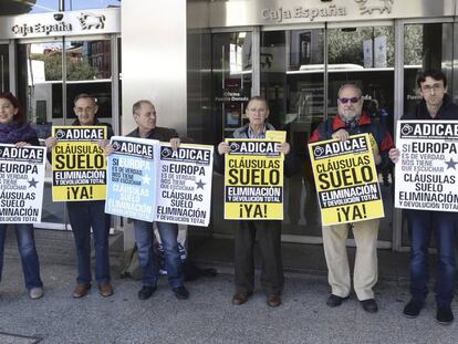Afectados por la cl&aacute;usula suelo se manifiestan en Valladolid