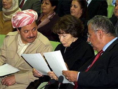 Masud Barzani (izquierda) y Jalal Talabani, con Danielle Mitterrand en Erbil (Irak) en octubre de 2002.