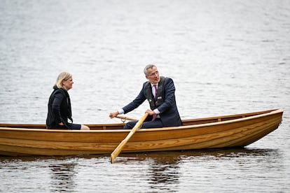 Jens Stoltenberg y Magdalena Andersson, este lunes en un barco de remos en Harpsund (Suecia).