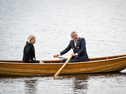 Jens Stoltenberg y Magdalena Andersson, este lunes en un barco de remos en Harpsund (Suecia).