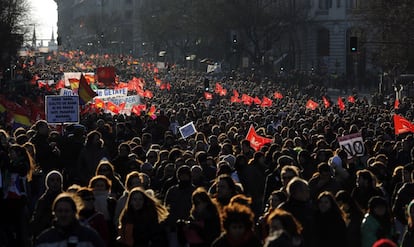 Los manifestantes inundan la calle De Alcalá de Madrid, camino a la plaza de Neptuno.