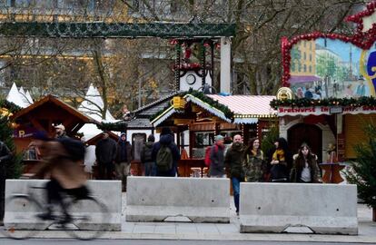 El mercadillo berlinés de la plaza Breitscheid, que sufrió un atentado terrorista durante las pasadas Navidades.