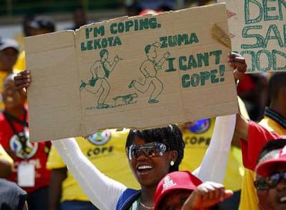 Una mujer muestra su apoyo a Lekota, el presidente del nuevo partido COPE, en Bloemfontein.