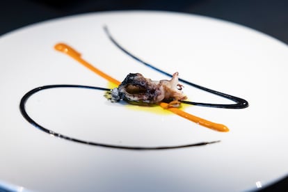 Sepionet a la bruta con emulsión de pimiento, emulsión de ajo asado, anchoa y limón.