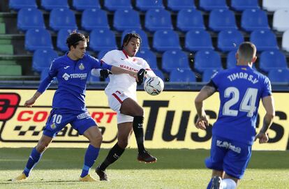 Koundé, clave en el triunfo del Sevilla, se impone a Unal.