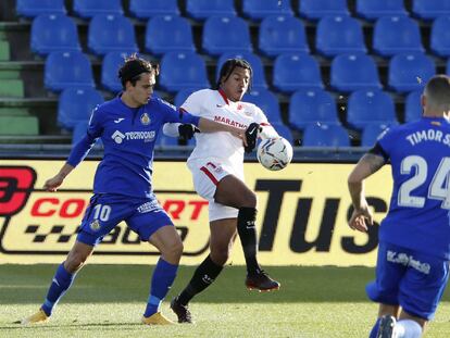 Koundé, clave en el triunfo del Sevilla, se impone a Unal.