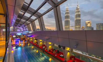 Dicen que la suya es la mejor vista a las torres Petronas. La perspectiva del SKy Bar, desde el piso 33 del hotel Traders de Kuala Lumpur (Malaisia), es sin duda única. El bar (un martini, 11 euros; una botella de agua mineral, 5 euros) abre para el público general de 10.00 a 1.00 de domingo a jueves, y hasta las tres de la madrugada los viernes, sábado y vísperas de fiesta. Hasta las 19.00 está también abierta la piscina, aunque solo para huéspedes del hotel.