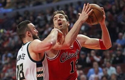 Pau Gasol, ante Plumlee.