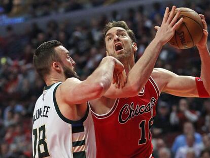 Pau Gasol, ante Plumlee.