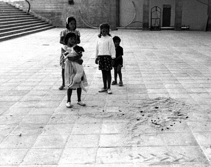 10 de septiembre de 1986. Asesinato de la ex miembro de ETA, Mara Dolores Gonzlez Catarain, alias 'Yoyes', en su pueblo de Villafranca de Ordizia. En la foto, varios ni?os miran la sangre tapada por serrn en el lugar donde se produjo el atentado.