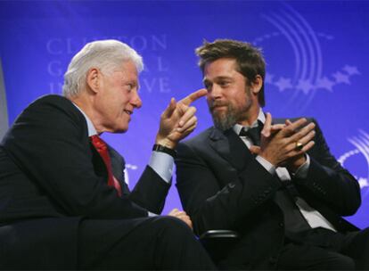 Bill Clinton, con Brad Pitt, durante el acto en el que fue premiado el actor.