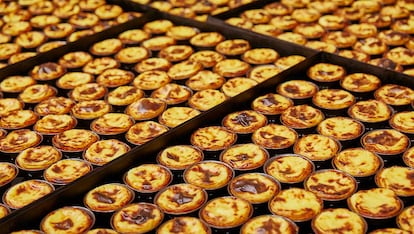 Pastéis de Belém – Lisboa

Junto al Monasterio de los Jerónimos se encuentra la confitería que guarda la receta, secreta e inimitable, de estos pasteles que empezaron a cocinar los frailes de un convento allá por 1837. Pocos manjares tan asequibles (0,90€ cada uno) tienen un sabor tan delicioso.