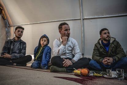 Dexîl Garo junto a sus hijos en la tienda de campaña en el campo de Kabarto donde mas de 15 personas buscaron refugio huyendo de la violencia del Estado Islámico.