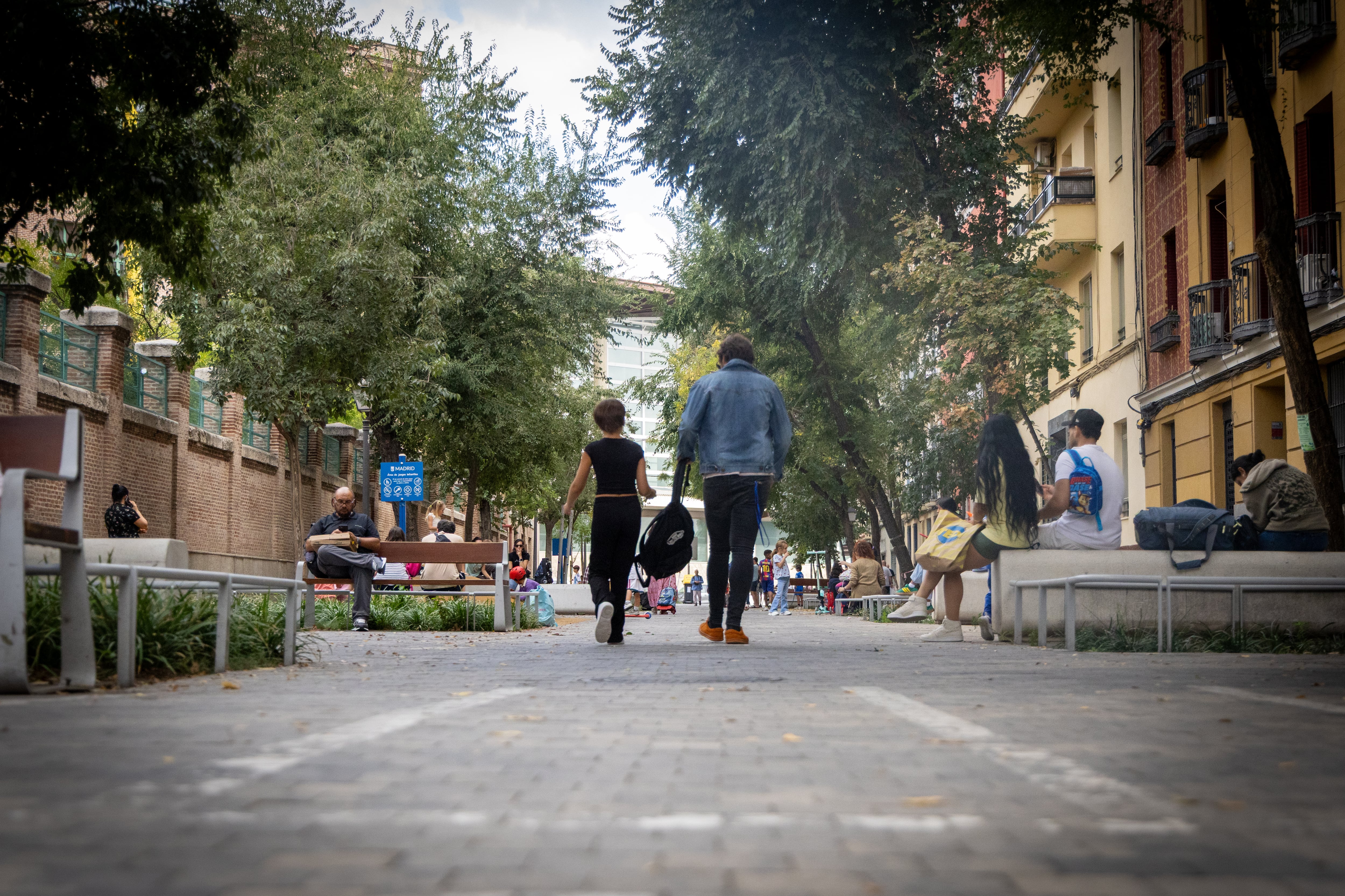 Camino escolar seguro en la peatonalizada calle del colegio Menéndez Pelayo, en el centro de Madrid, este martes.