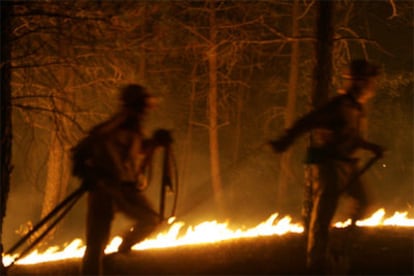 Miembros de un retén combaten el incendio de Guadalajara el 18 de julio de 2005.