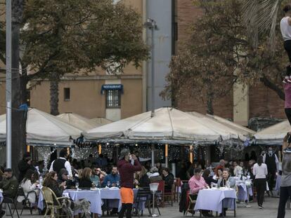 Terrasses de la Barceloneta aquest diumenge, últim dia del confinament municipal.