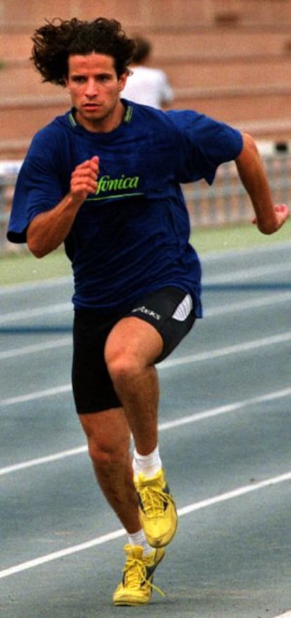 El atleta español Yago Lamela, entrenándose en las pistas de atletismo del Cauce, en Valencia. en 2003