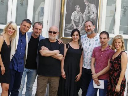 De izquierda a derecha, María Adánez, Ernesto Caballero, Fernando Gayo, Gerardo Vera, Denise Despeyroux, Daniel Albaladejo, Alberto Conejero y Cecilia Freire, en la presentación de la temporada 2015-2016 del CDN.