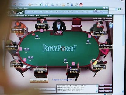 Un usuario juega al poker online.