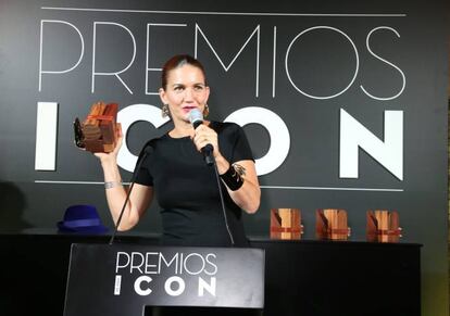 Samantha Vallejo Nájera con su Premio Solán de Cabras a la Solidaridad.