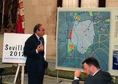 Alfredo Sánchez Monteseirín y Alfonso Seoane, ayer, en la presentación del proyecto olímpico Sevilla 2012.