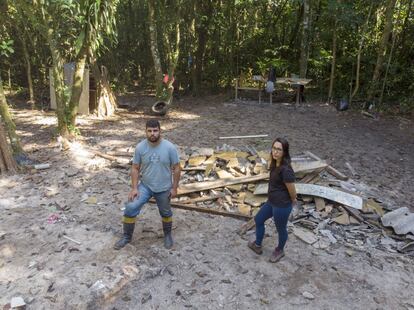 Marcos Prado e Daiane Neves são descendentes caiçaras. Depois de deixar o território do Rio Verde para estudar na Barra do Ribeira, um bairro da cidade de Iguape, decidiram voltar e constituir família no território que veem como sua casa. Eles caminham no entorno da clareira onde construíram sua casa e têm dificuldade de acreditar que o que um dia foi sonho agora são entulhos espalhados pela terra batida da tapera que foi morada da avó de Marcos, Nancy Prado, durante a infância dela. "Falam que somos invasores, mas chegamos aqui antes da estação ecológica", diz Marcos. Daiane chora enquanto olha o entorno, sem acreditar no que vê. "Destruíram o meu sonho, agora eu vou ter que reconstruir. Isso tudo só vai deixar a gente mais forte", se consola.