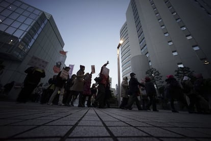 Numerosos participantes marcham em um protesto pelo Dia Internacional da Mulher em Tóquio (Japão). Ao redor de 200 mulheres reuniram-se para marchar contra as desigualdades salariais, o assédio sexual e outros desafios.