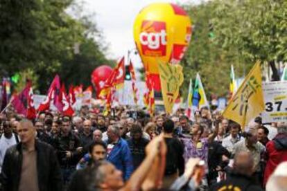 Un grupo de personas marcha en una manifestación contra la reforma del sistema de pensiones que será presentado en el consejo de ministros en ocho días, en París, Francia, el 10 de septiembre de 2013.