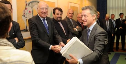 Iñigo Urkullu saluda a Fernando Querejeta, junto a Javier Ormazabal.