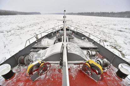 Tres barcos rompehielos -dos húngaros y uno serbio- tratan de abrir el Danubio al tráfico a su paso por Serbia, donde la ola de frío de la semana pasada ha dejado congelado el río y atrapados barcos y edificios. En la imagen, un rompehielos húngaro navega entre el hielo, cerca del pueblo de Dalj (Croacia).