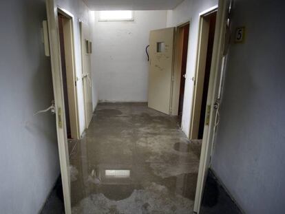 Un pasillo inundado en los calabozos de los juzgados de Leganés.