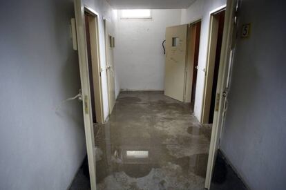 Un pasillo inundado en los calabozos de los juzgados de Leganés.