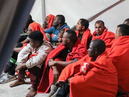 Varios migrantes, entre ellos algunos asiáticos, en el puerto de Málaga, el pasado 22 de octubre.