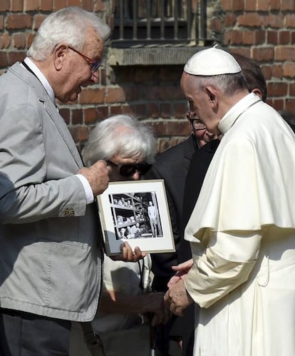 El papa Francisco (d) conversa Naftali Fierst, uno de los diez supervivientes de Auschwitz con los que se reunió durante su visita al campo de concentración nazi, en Oswiecim, Polonia.