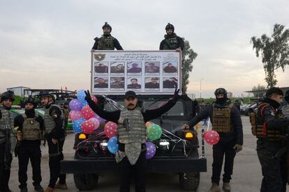 Los miembros de las fuerzas de seguridad iraquíes participan en las celebraciones del primer aniversario de la victoria del país sobre el Estado Islámico, en la ciudad de Mosul (Irak). El país se encuentra inmerso en crisis políticas y económicas que quedaron sin resolver durante la larga batalla contra los yihadistas.