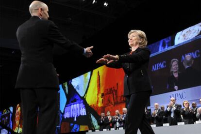 Clinton recibe el saludo de Lee Rosenberg, presidente del principal <i>lobby</i> proisraelí de EE UU.