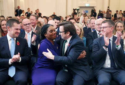 Kemi Badenoch abraza este sábado a su marido, Hamish Badenoch, después de escuchar su elección como nueva líder de los 'tories'