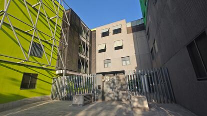 El portal de la urbanización en la que un hombre ha matado a su compañero de piso, en Villa de Vallecas.