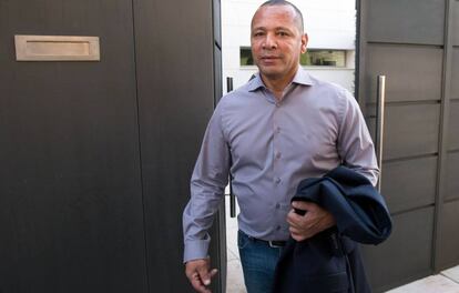 El padre de Neymar abandona su domicilio en Barcelona. / AFP PHOTO / Josep LAGO
