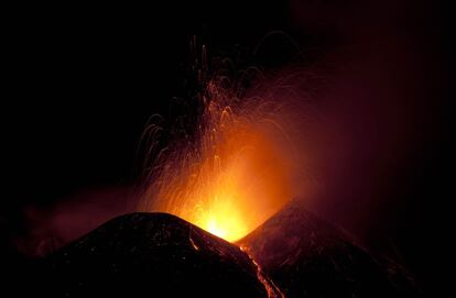 Proteccin Civil informa de la reanudacin de un episodio de actividad estromboliana, explosiones separadas por periodos de calma de extensin variable, en el Nuevo crter sudeste del Etna.