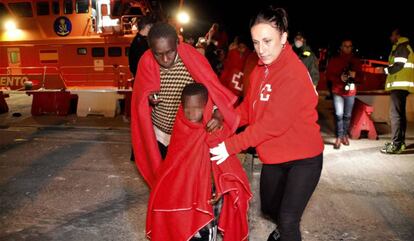 La Cruz Roja traslada al Hospital de Motril (Granada) a una embarazada que había sido rescatada de una patera el pasado 7 de diciembre.