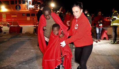 La Cruz Roja traslada al Hospital de Motril (Granada) a una embarazada que hab&iacute;a sido rescatada de una patera el pasado 7 de diciembre. 